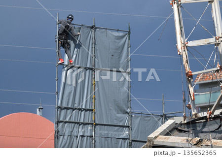 解体工事現場 仮設足場の撤去作業風景 解体工事現場 仮設足場の撤去作業風景 135652365