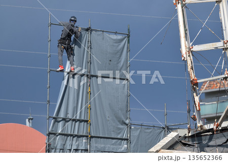 解体工事現場　 仮設足場の撤去作業風景 135652366