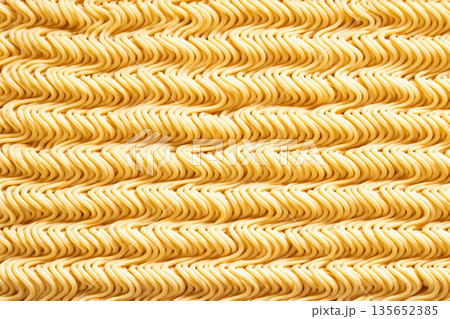 ぎっしり詰まった中華そば乾麺の質感背景 135652385