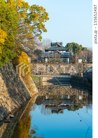大和郡山城の城址会館を表門跡付近から望む風景 大和郡山城の城址会館を表門跡付近から望む風景 135652497