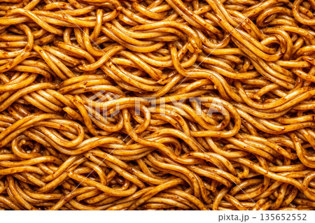 ぎっしり詰まった具なしソース焼きそばの質感背景 135652552