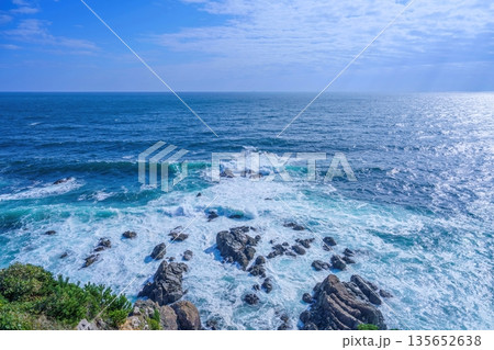 安乗埼灯台から見た岩礁に打ち寄せる青い海の白波と美しい水平線の風景 安乗埼灯台から見た岩礁に打ち寄せる青い海の白波と美しい水平線の風景 135652638