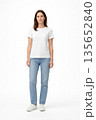 白背景の全身女性モデル 無地Tシャツとデニムのシンプルな人物素材 135652840