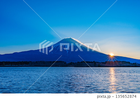 (静岡県)田貫湖・富士山の日の出 花粉光環 (静岡県)田貫湖・富士山の日の出 花粉光環 135652874