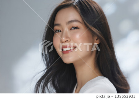 笑顔の女性のビューティーポートレート　Generative AI 135652933