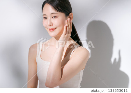 若い女性のビューティーイメージ 135653011