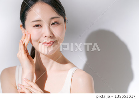 若い女性のビューティーイメージ 135653017