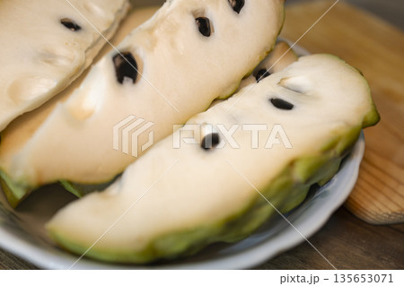 切る チャンパ 南国フルーツ 135653071