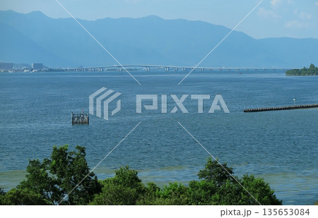夏の琵琶湖の風景（草津市の滋賀県立琵琶湖博物館展望台より、遠方に琵琶湖大橋） 135653084