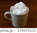 カップいっぱいのマシュマロ 135653117