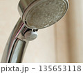 水が垂れるシャワーヘッド 135653118