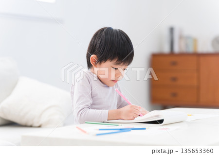 色鉛筆でお絵描きする子供1人 135653360