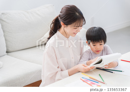 家でお絵描きする子供とママ 135653367