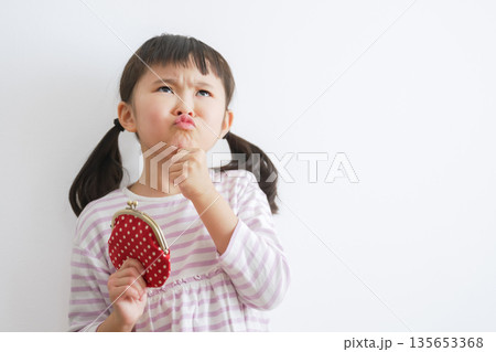 がま口財布を持つ子供(お金・お小遣い) がま口財布を持つ子供(お金・お小遣い) 135653368