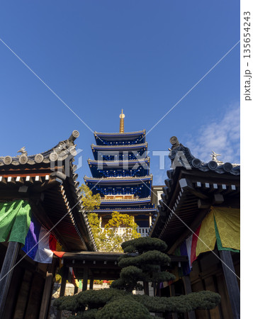 下から見上げた中山寺五重塔 135654243