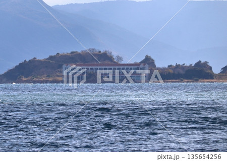岩黒島から眺める子与島の廃墟 ホテルアクア小与島跡 岩黒島から眺める子与島の廃墟 ホテルアクア小与島跡 135654256