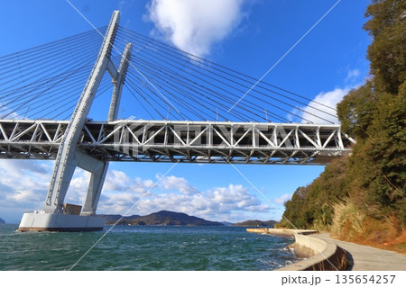 岩黒島内から眺める瀬戸大橋 (対岸に本島) 岩黒島内から眺める瀬戸大橋 (対岸に本島) 135654257