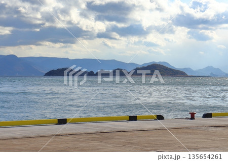 岩黒島から眺める子与島の廃墟 ホテルアクア小与島跡 岩黒島から眺める子与島の廃墟 ホテルアクア小与島跡 135654261
