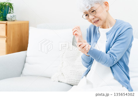 手首が痛いシニアの女性 135654302