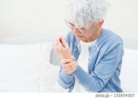 手首が痛いシニアの女性 手首が痛いシニアの女性 135654307