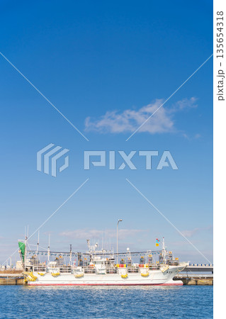 「青森県」八戸港に停泊するイカ釣り漁船　八戸市 135654318