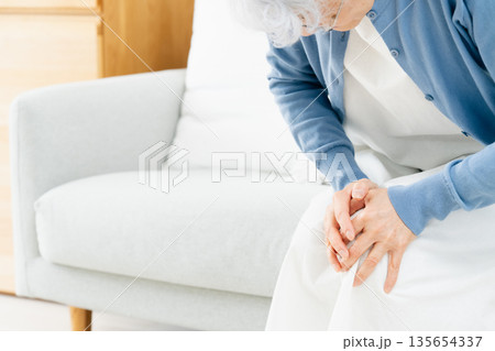 肘が痛いシニア女性 135654337