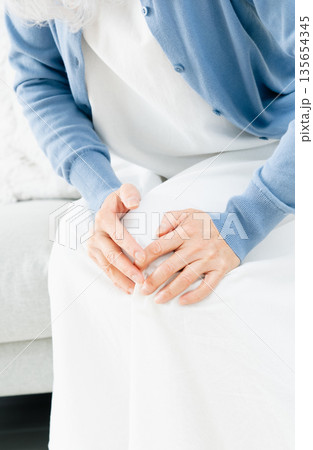 肘が痛いシニア女性 135654345
