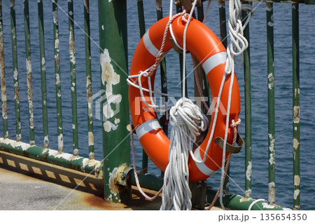 葉山マリーナ堤防に設置されたレスキューリング 135654350