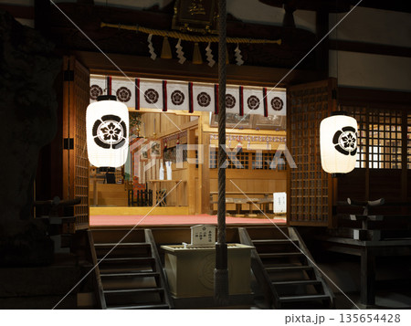 御扉が開き提灯が点灯した元日の神社 御扉が開き提灯が点灯した元日の神社 135654428