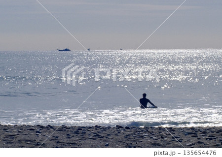 サーファー 黄昏れる サーファー 黄昏れる 135654476