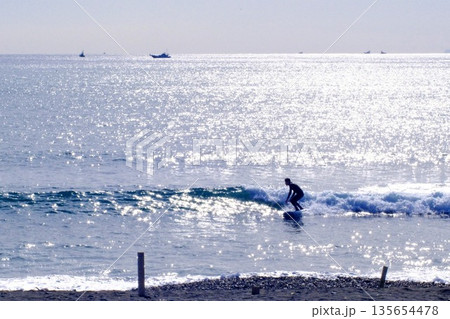 サーファー　波乗り 135654478