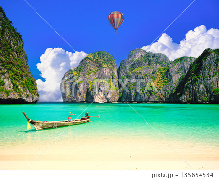 ピピ島マヤベイの美しいサンゴ礁の海 135654534