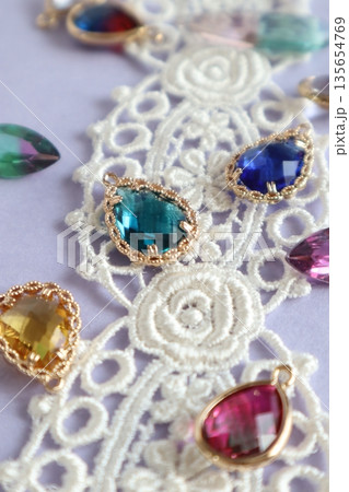 カラフルなガラスビーズ 135654769