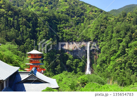 【和歌山県】快晴の青岸渡寺三重塔と那智の滝（熊野那智大社） 135654783