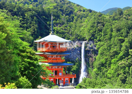 【和歌山県】快晴の青岸渡寺三重塔と那智の滝（熊野那智大社） 135654786