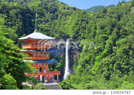【和歌山県】快晴の青岸渡寺三重塔と那智の滝（熊野那智大社） 135654787