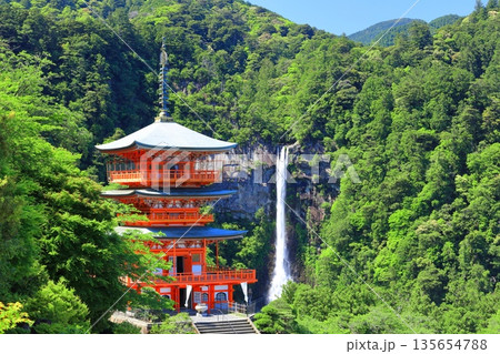 【和歌山県】快晴の青岸渡寺三重塔と那智の滝（熊野那智大社） 135654788