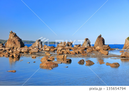 【和歌山県】快晴の潮岬の橋杭岩(紀伊半島) 【和歌山県】快晴の潮岬の橋杭岩(紀伊半島) 135654794