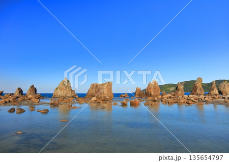 【和歌山県】快晴の潮岬の橋杭岩（紀伊半島） 135654797