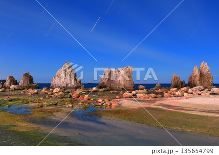 【和歌山県】橋杭岩の夜景（紀伊半島の潮岬） 135654799