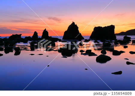【和歌山県】橋杭岩の夜明け(紀伊半島の潮岬) 【和歌山県】橋杭岩の夜明け(紀伊半島の潮岬) 135654809