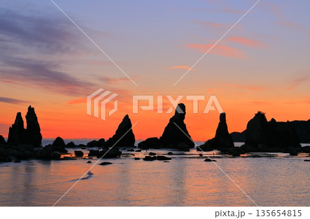 【和歌山県】橋杭岩の夜明け(紀伊半島の潮岬) 【和歌山県】橋杭岩の夜明け(紀伊半島の潮岬) 135654815