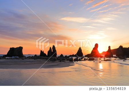 【和歌山県】橋杭岩の夜明け(紀伊半島の潮岬) 【和歌山県】橋杭岩の夜明け(紀伊半島の潮岬) 135654819