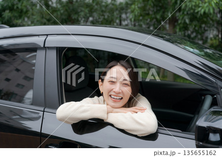 車のドアから顔を出す女性 車のドアから顔を出す女性 135655162