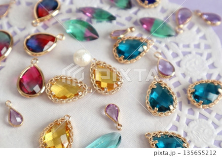 カラフルなガラスビーズとコットンパールとレースペーパー 135655212