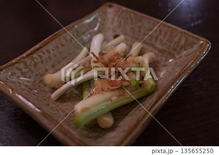 日本の沖縄県の伝統的なとても美味しい食べ物 135655250