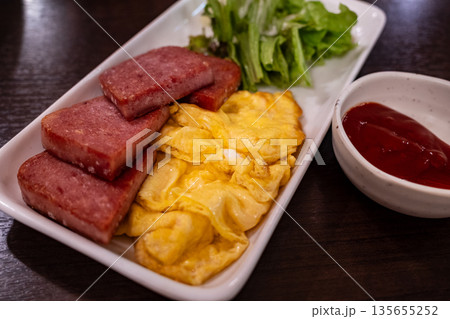 日本の沖縄県の伝統的なとても美味しい食べ物 135655252
