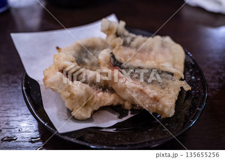 日本の沖縄県の伝統的なとても美味しい食べ物 135655256