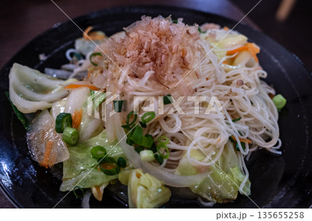 日本の沖縄県の伝統的なとても美味しい食べ物 135655258