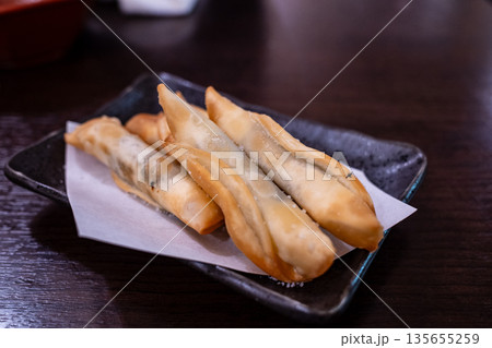 日本の沖縄県の伝統的なとても美味しい食べ物 135655259